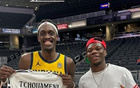 看NBA东决，琼阿梅尼与西亚卡姆互换球衣