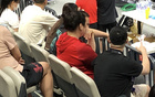 张母于瑛观战女篮替补席前