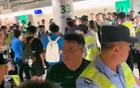 国安球迷围堵申花球迷，辱骂并阻碍通道，警察介入拉架。