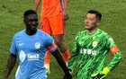 英博马莱莱与泰山王大雷，赛场牵手确认