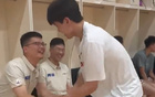 杨瀚森返青，与球员握手，拥抱刘维伟，记者众多。